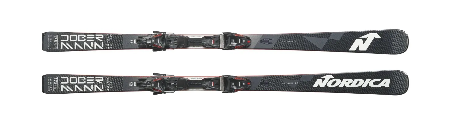 Zwei Nordica Dobermann Multigara DC Ski liegen parallel, mit Bindungen und schwarzem, weißem und rotem Design.
