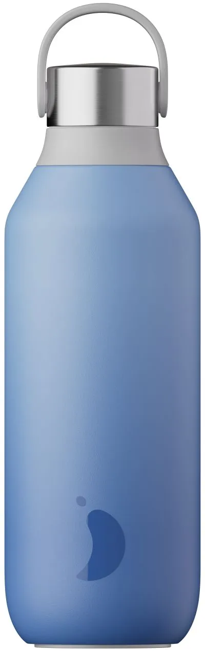 Borraccia "Nightfall" blu da 500 ml con coperchio argentato e maniglia di trasporto grigio chiaro.