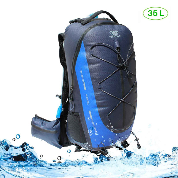Blauer, wasserdichter Rucksack mit 35L Volumen, vor Wasserwelle schwebend. Wassersack und elastische Kordel Details.