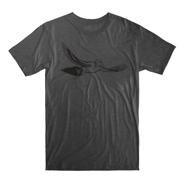 Graues T-Shirt mit einem schwarzen Aufdruck eines fliegenden Pelikans.