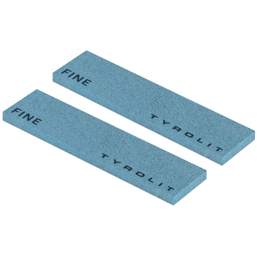 Zwei hellblaue, rechteckige Schleifsteine mit den Aufschriften "FINE" und "TYROLIT" liegen parallel zueinander auf weißem Grund.