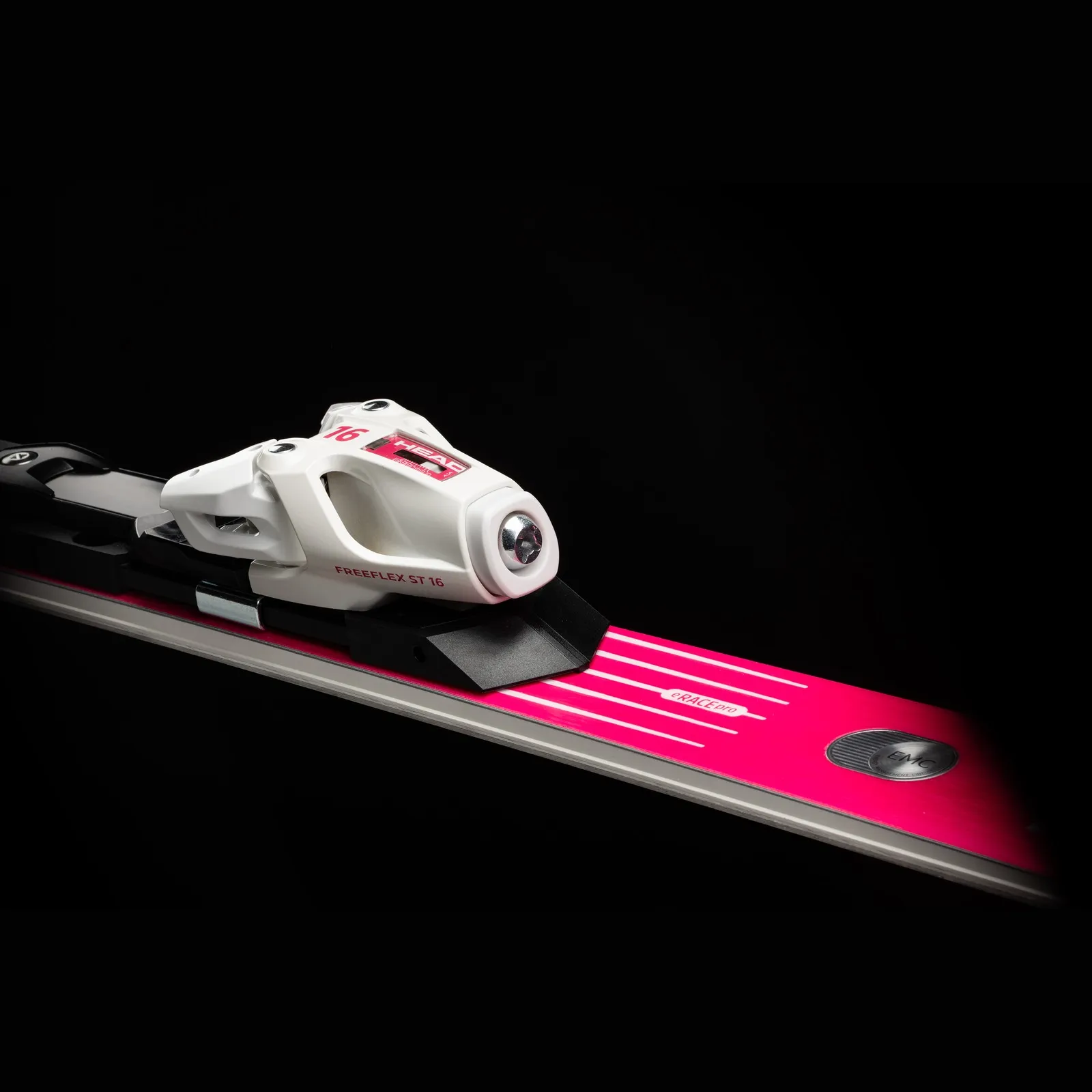 Gros plan sur le Head WC Rebels e-Race Pro Ski avec fixation Freeflex 14 GW en rose, vue de côté.