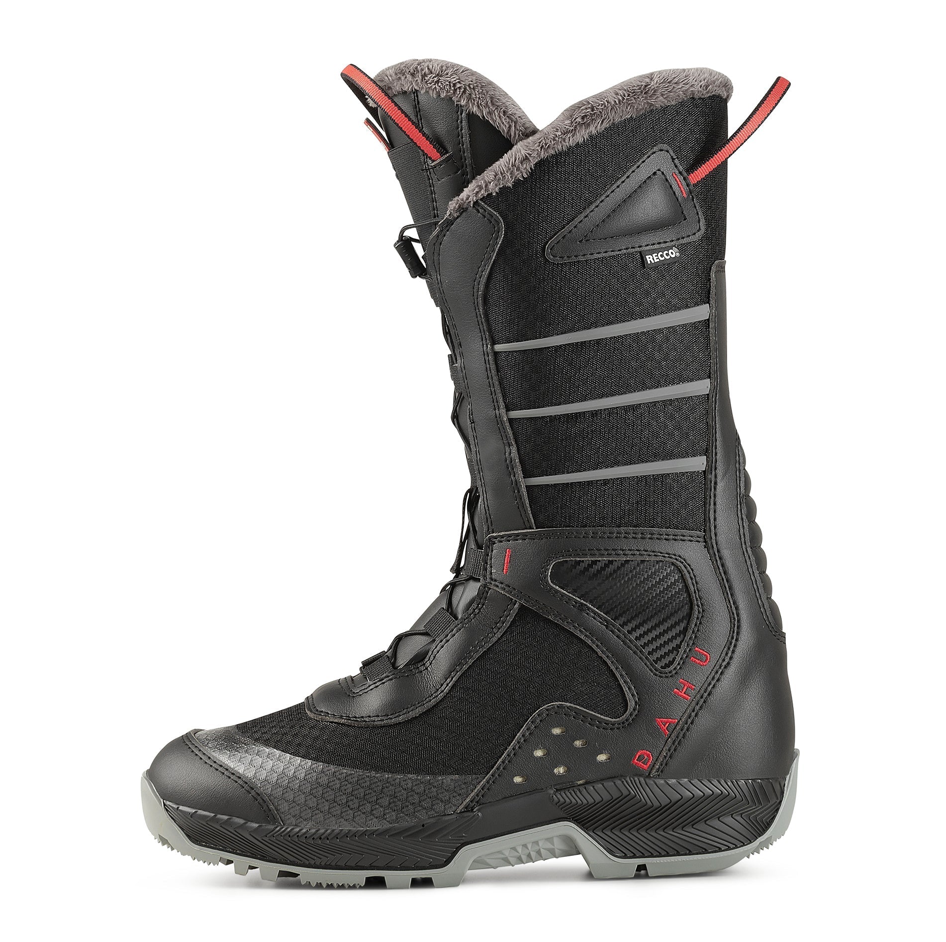 Chaussure de ski noire Dahu Chaussure de ski noire Dahu Ecorce 01X vue de côté, avec un accent rouge, une tige haute et une doublure grise.