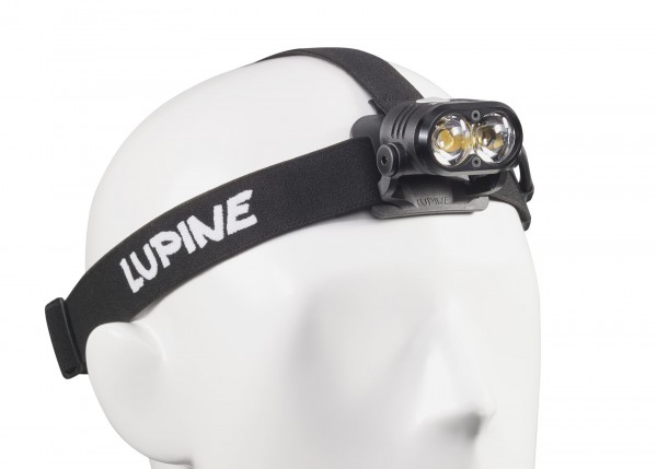 Nahaufnahme: Piko RX4SC Stirnlampe am Kopf einer weißen Schaufensterpuppe. Stirnband mit Lupine Schriftzug.