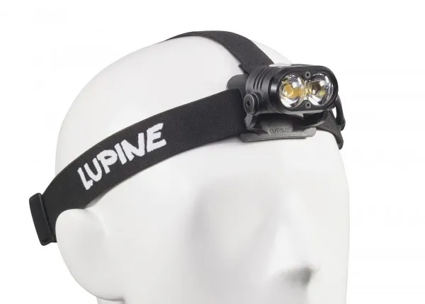 Nahaufnahme: Piko RX4SC Stirnlampe am Kopf einer weißen Schaufensterpuppe. Stirnband mit Lupine Schriftzug.