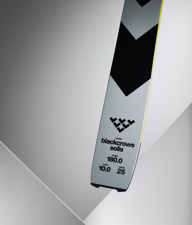 Detailansicht vom Ski Black Crows Solis mit technischen Daten wie Länge, Breite und Radius. Pfeile als Designelement.