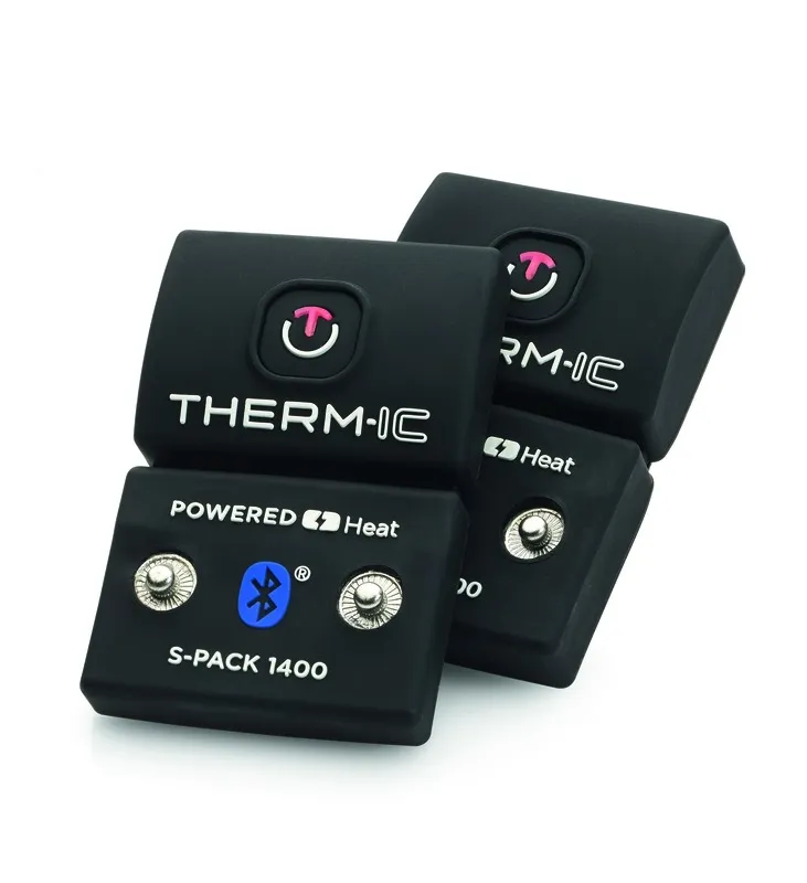 Deux accus noirs Therm-ic S-Pack 1400 pour chaussettes chauffantes avec symbole Bluetooth et boutons argentés.