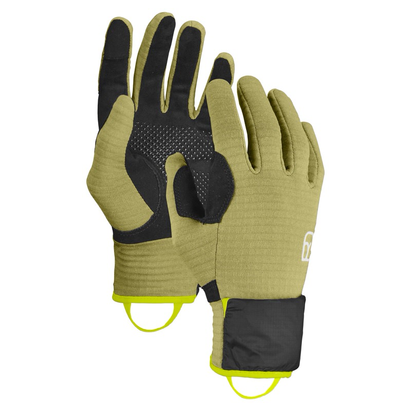 Ein Paar hellgrüne Ortovox Fleece Grid Cover Gloves, Handinnenflächen schwarz mit Silikonbeschichtung, gelbe Anziehhilfe.