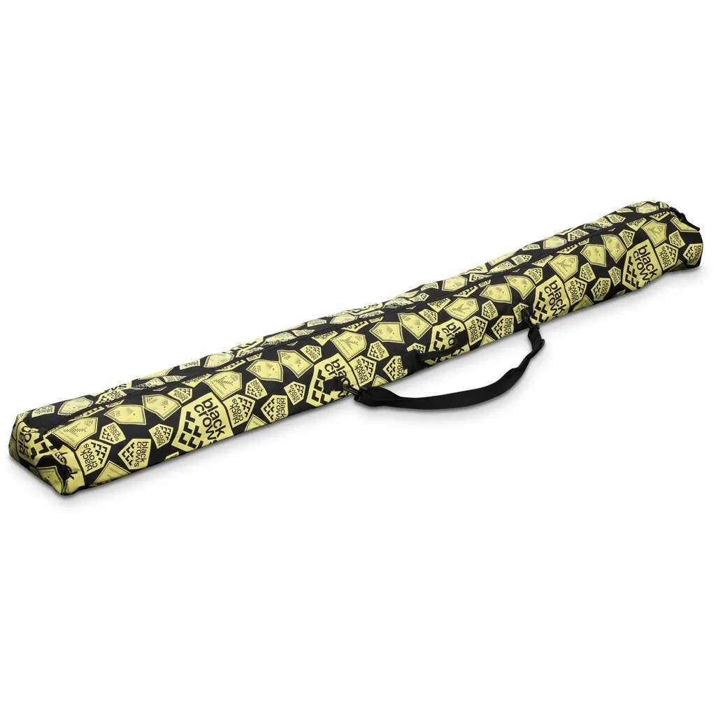 Sac de voyage long Black Crows Sacus, jaune avec motif de ticket, poignée noire, vue diagonale.