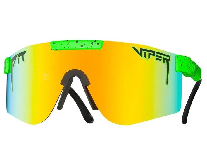 Occhiali da sole ampi con lenti polarizzate giallo-arancio e montatura verde neon. Aste nere.