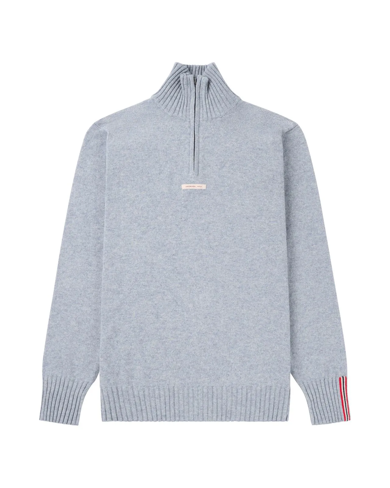 Hellblauer Strickpullover mit Reißverschluss am Kragen und einem kleinen Etikett. Drei rote und weiße Streifen am linken Ärmel.