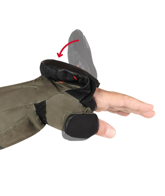 Grüner Jagd-Handschuh mit abgeklappter Fingerkappe und Daumen. Pfeil zeigt die Beweglichkeit.