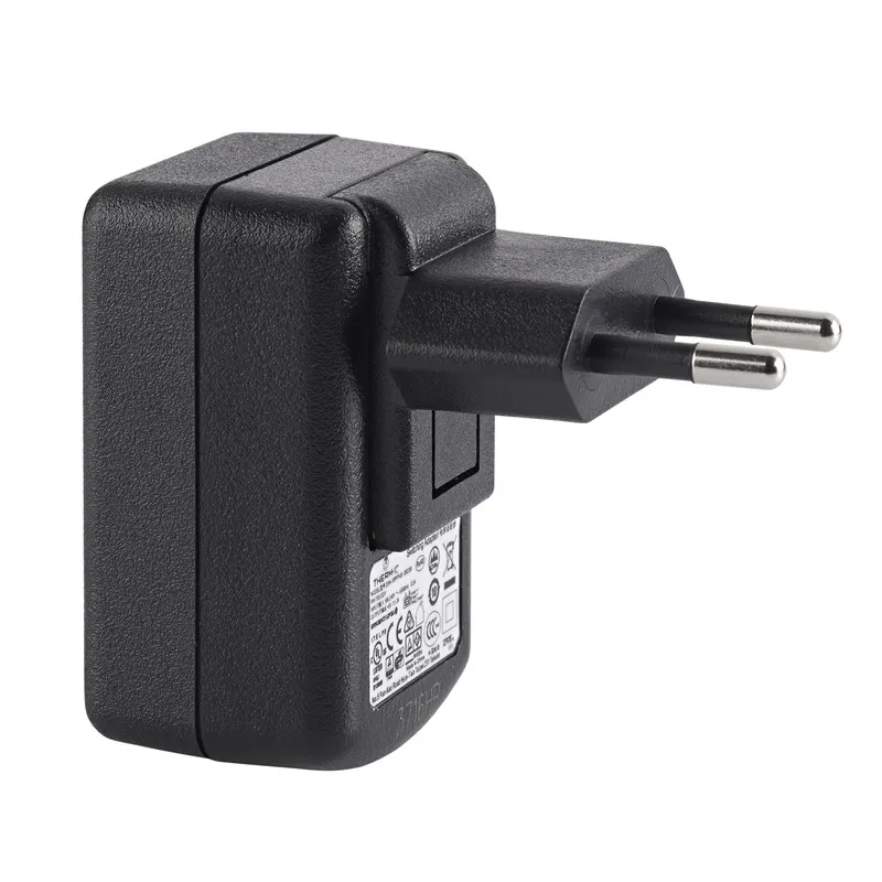 Schwarzer USB Power Adapter mit Eurostecker, Seitenansicht. Kompaktes Ladegerät für Steckdosen.