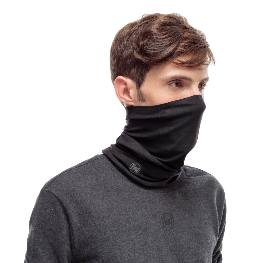 Mann trägt einen schwarzen Buff Filter Tube um Hals und Gesicht.