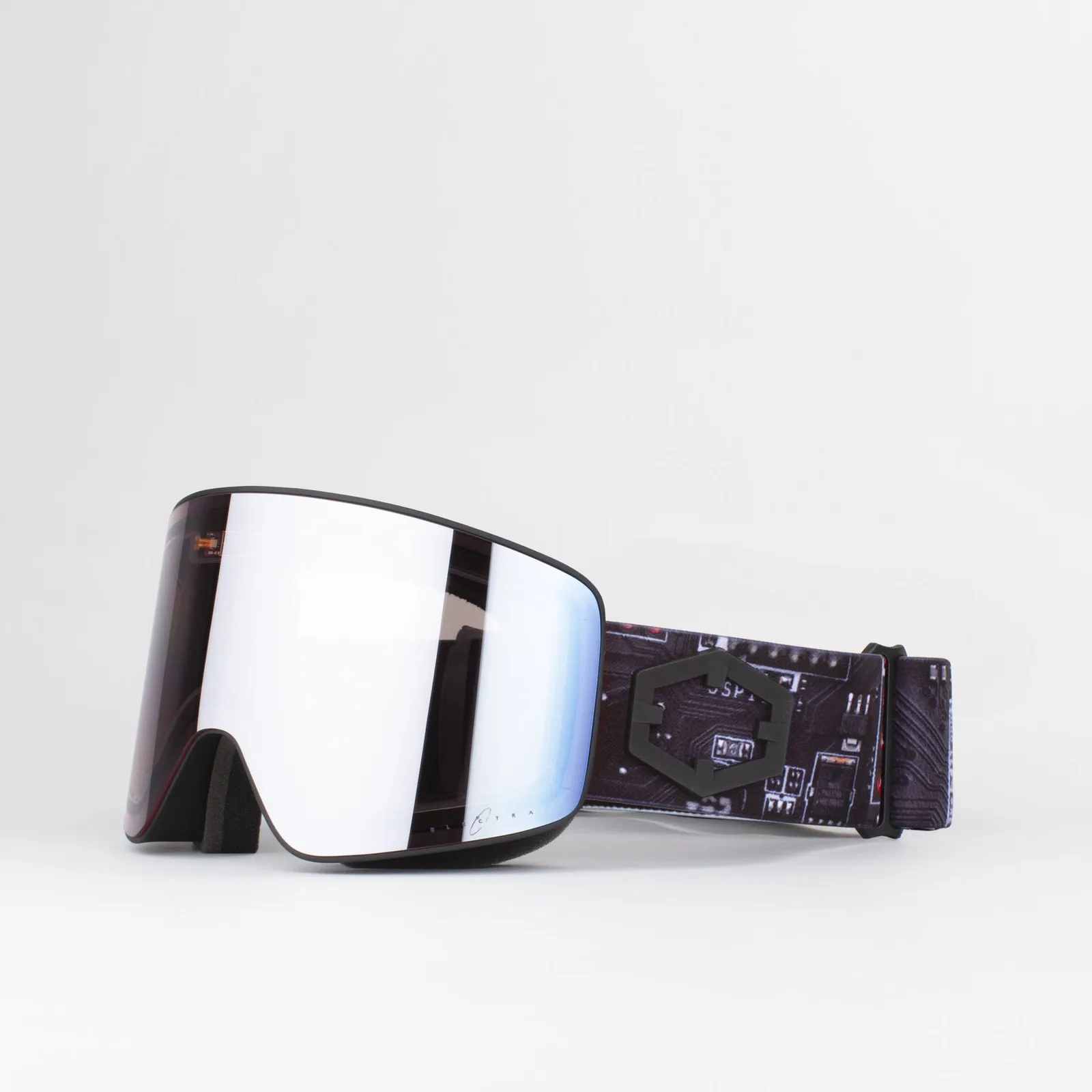 Skibrille Out Of Electra Motherboar E-Silver mit verspiegelter zylindrischer Linse und Leiterbahnmuster auf dem Brillenband.