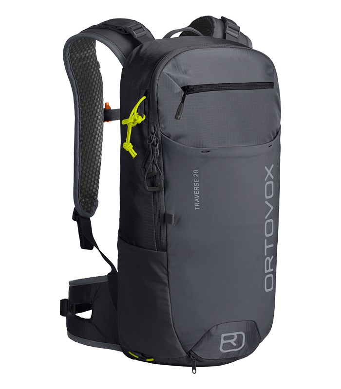 Zaino grigio Ortovox Traverse 20 nel colore Black Raven, vista frontale.