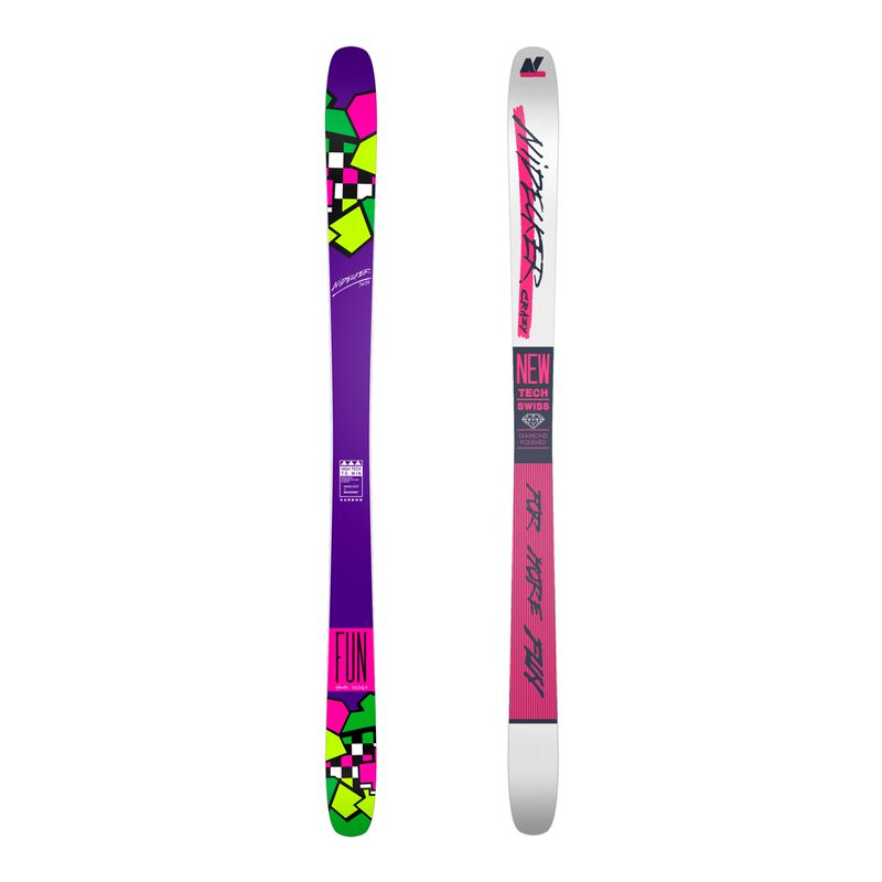 Das Bild zeigt zwei Ski nebeneinander, einer lila mit bunten Mustern, der andere weiß mit pinken Akzenten.