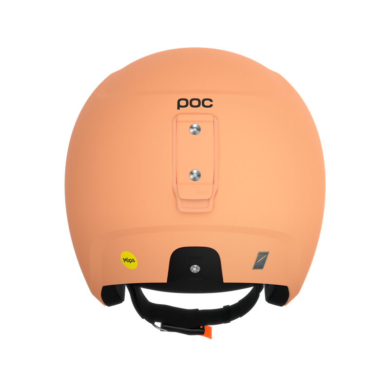 Ein pfirsichfarbener Skihelm von hinten, mit POC-Logo, Befestigungselement und schwarzem Kinnriemen.