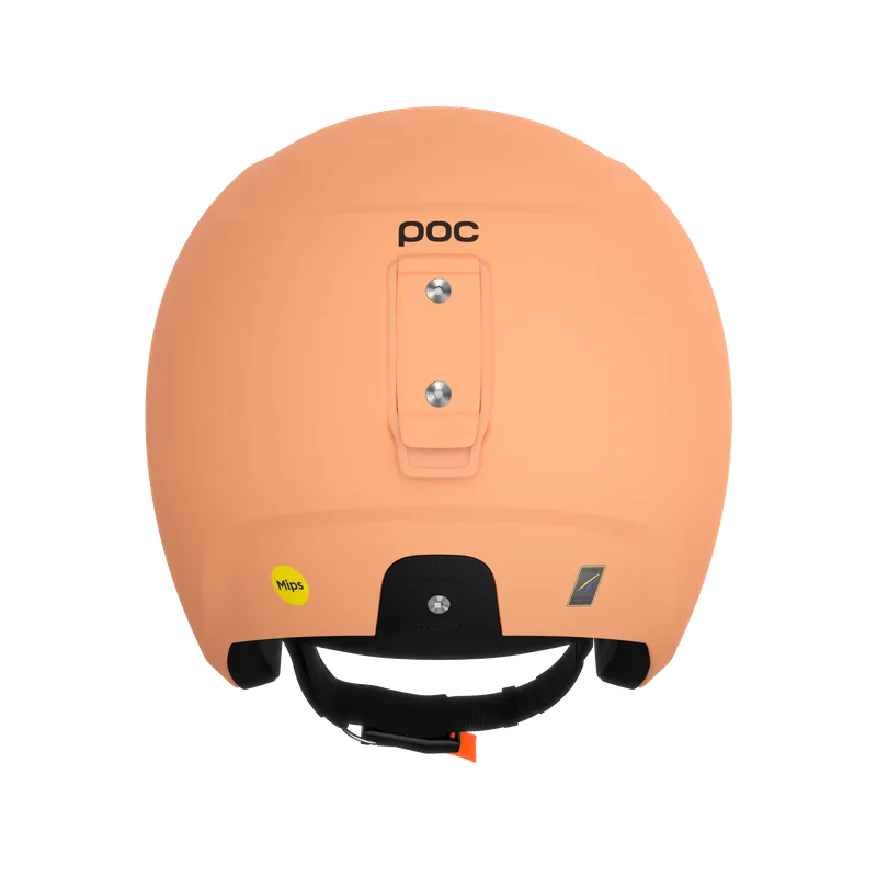 Un casque de ski couleur pêche vu de l'arrière, avec le logo POC, l'élément de fixation et la jugulaire noire.