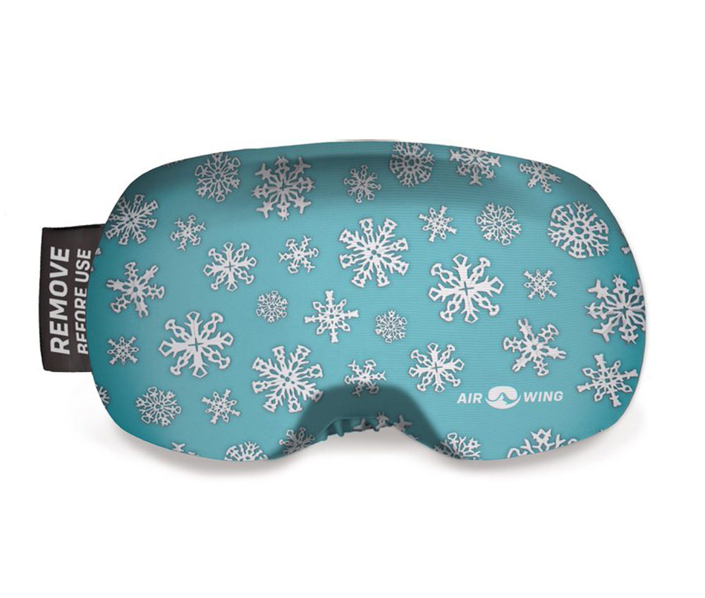 Skibrillenschutz "Airwing Snow" mit Schneeflockenmuster auf hellblauem Grund. Schwarzes Etikett: "Remove before use".