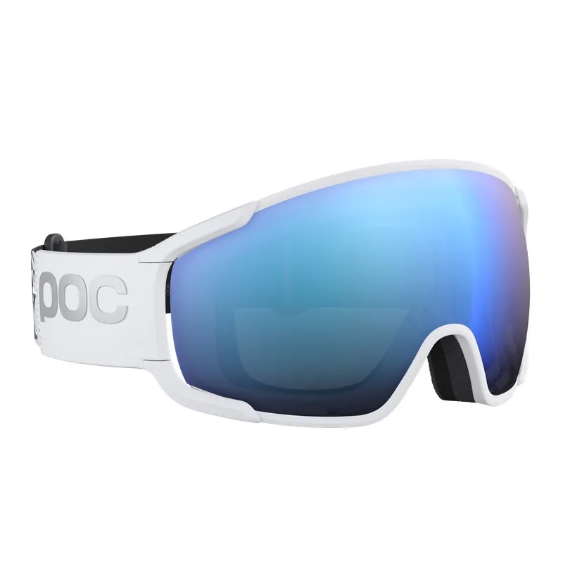 Occhiali da sci bianchi con lenti riflettenti bluastre e cinturino nero con logo "POC".
