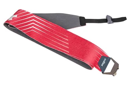 Peau de ski Colltex Lucendro Crystal Techfibre rouge et grise, pliée avec des flèches blanches et un clip.