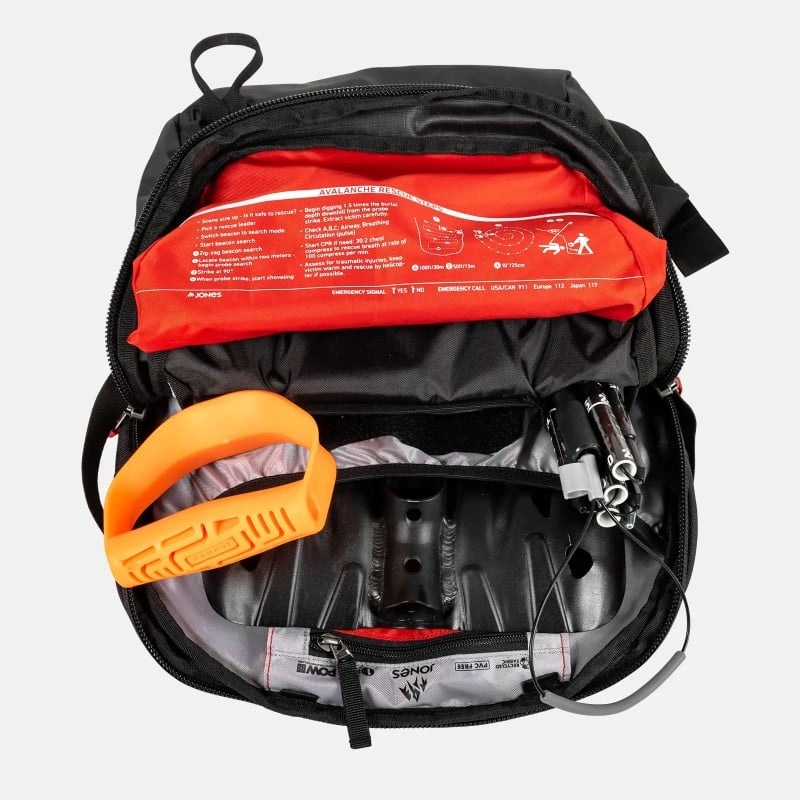 Jones Deeper Rucksack Innenansicht Innenansicht des Jones Deeper 19L Backpack, offen. Lawinen Rettungsausrüstung und Schaufel im Rucksack sichtbar.
