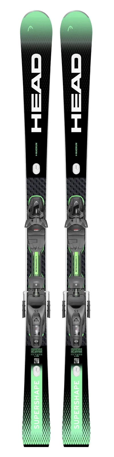 Zwei Ski des Modells Head Supershape e-Magnum mit Bindung, aufrecht nebeneinander platziert vor weissem Hintergrund.