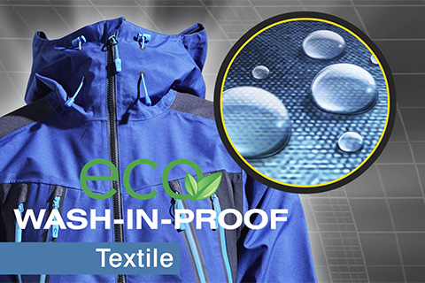 Blaue Funktionsjacke mit "Eco Wash-in-Proof"-Aufdruck und Wassertropfen auf Stoff.