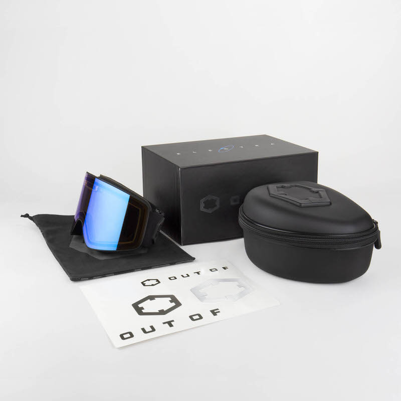 Out Of Electra Occhiali da sci neri con accessori, tra cui custodia rigida e borsa, su sfondo bianco.
