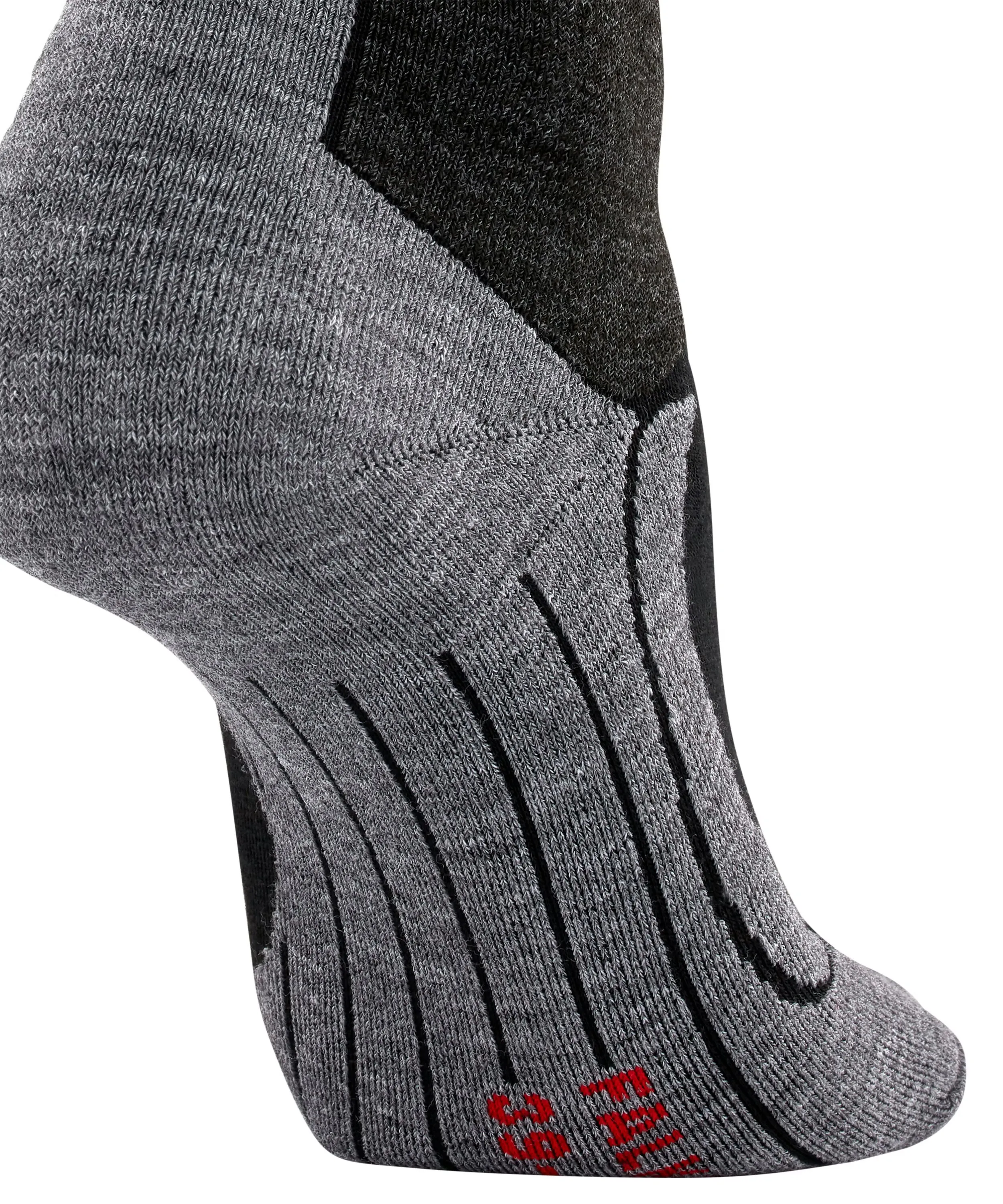 Graue Sportsocke mit schwarzen Akzenten auf weißem Hintergrund. Schwarze Ferse und oberer Bund, dazu vertikale, gerippte Linien im Fußgewölbe. Meliertes Graugewebe mit verschiedenen Strickstrukturen. Rote Markierungen unten sichtbar.