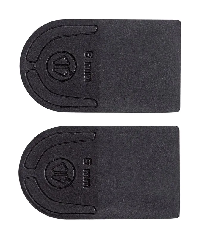 Deux semelles intérieures noires, rectangulaires, avec côté arrondi et logo, superposées. Inscription : "6 mm".