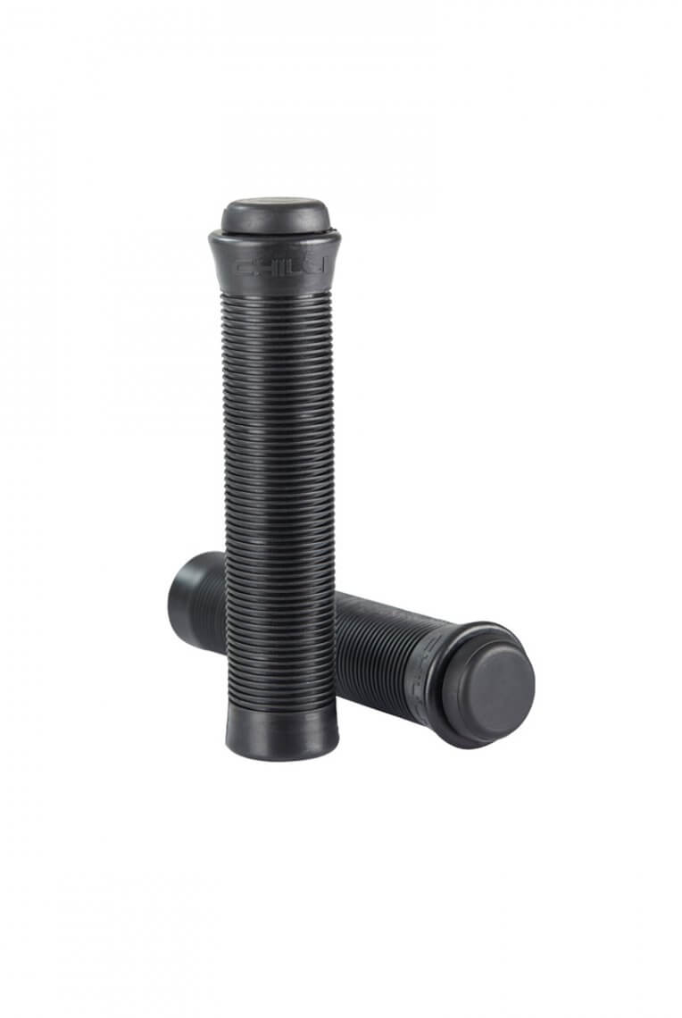 Zwei schwarze Chilli Pro Scooter Handle Grips mit Rillen liegen vor weißem Hintergrund.