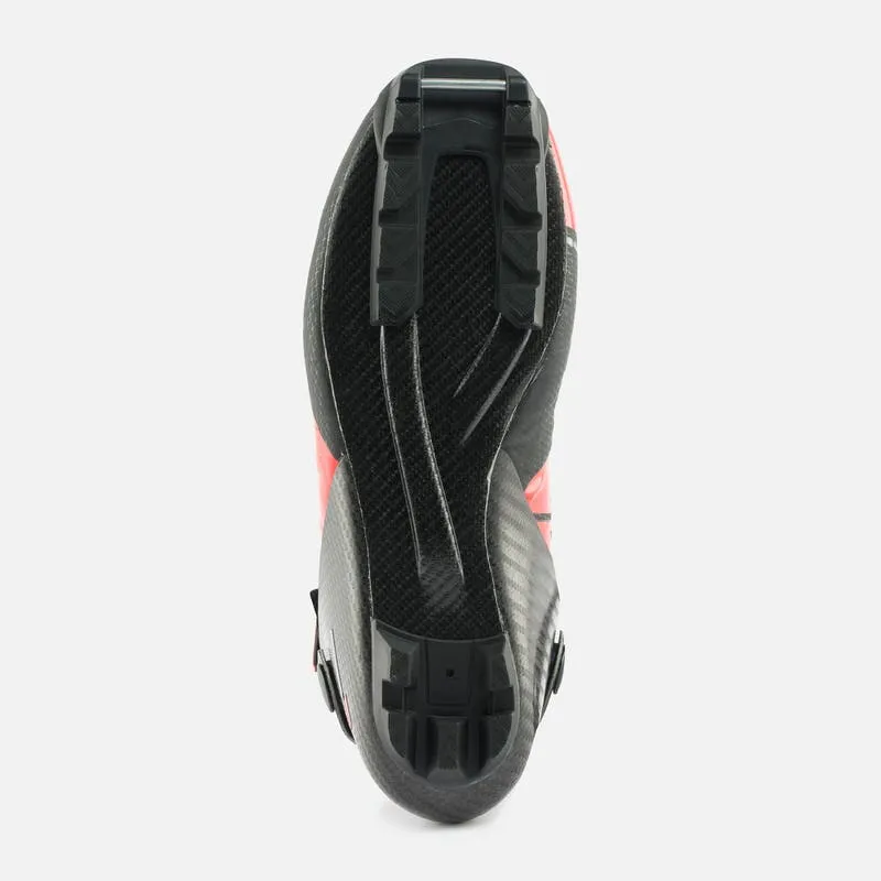 Gros plan sur le dessous d'une chaussure de ski Rossignol X-IUM Carbon Premium Skate avec semelle en carbone, détails rouges et fixation noire.