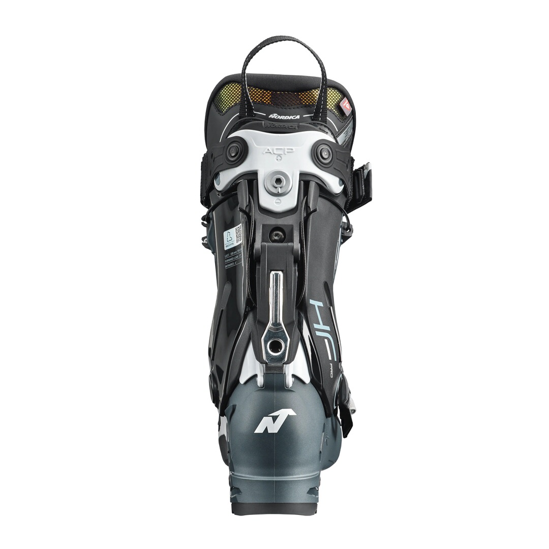 Nordica HF Pro 95 W Skischuh Rückansicht des Nordica HF Pro 95 W GW Skischuhs. Grau und Schwarz, mit Details wie Schnallen und Logo sichtbar.