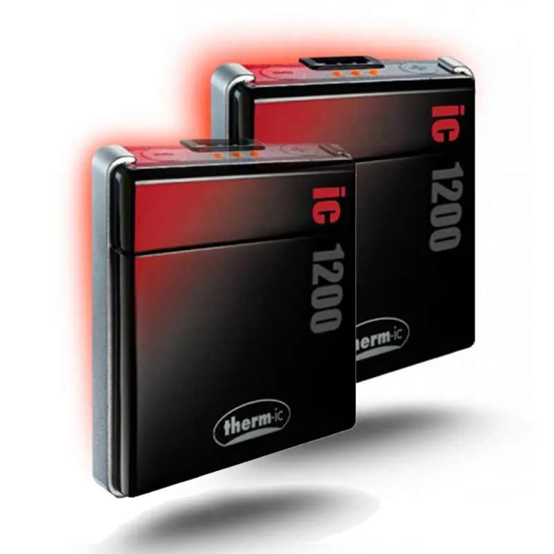 Zwei Thermic SmartPack IC 1200 Akkus, schwarz mit rotem Licht oben. Beschriftung seitlich.
