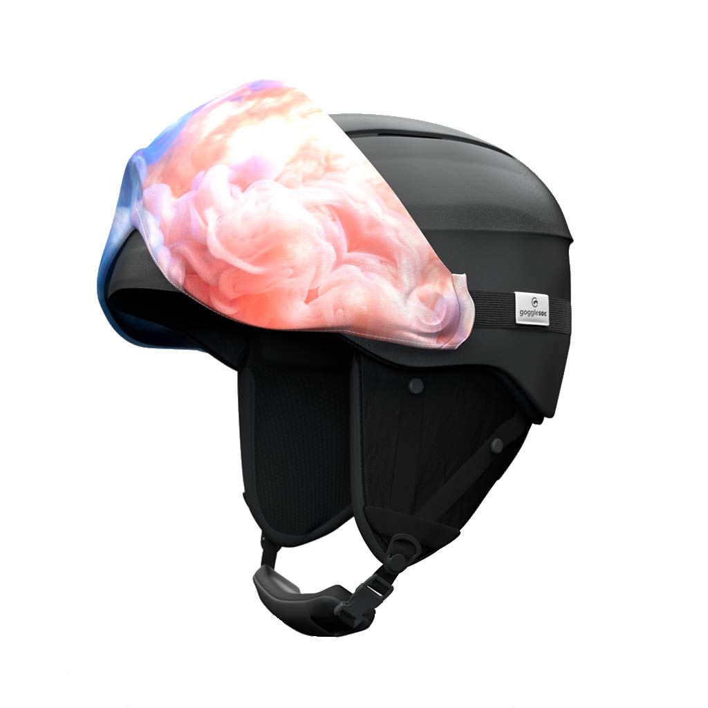 Skihelm mit Ink Visorsoc Schutzhülle über dem Visier. Die Hülle zeigt ein rosa-blaues Wolkenmuster.