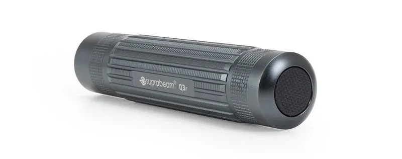 Gros plan sur une lampe de poche anthracite Suprabeam Q3r avec poignée striée.