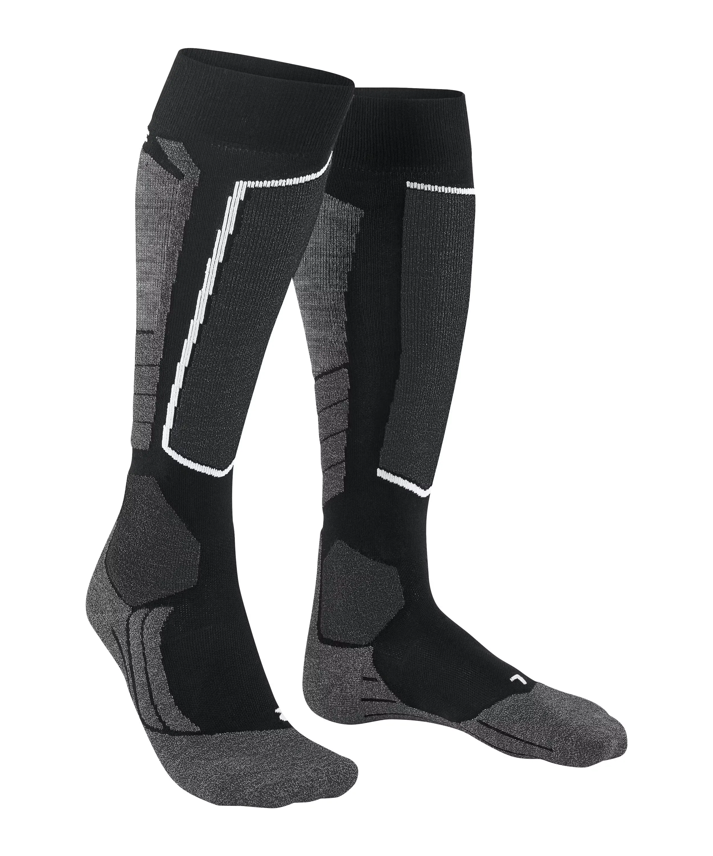 Zwei kniehohe Sportsocken in Schwarz und Dunkelgrau auf weißem Hintergrund. Unterschiedliche Strickmuster. Dunkelgraue Verstärkungen an Zehen, Fersen und Schienbein, mit schmalen weißen Seitenstreifen. Eine Socke steht leicht vor der anderen.