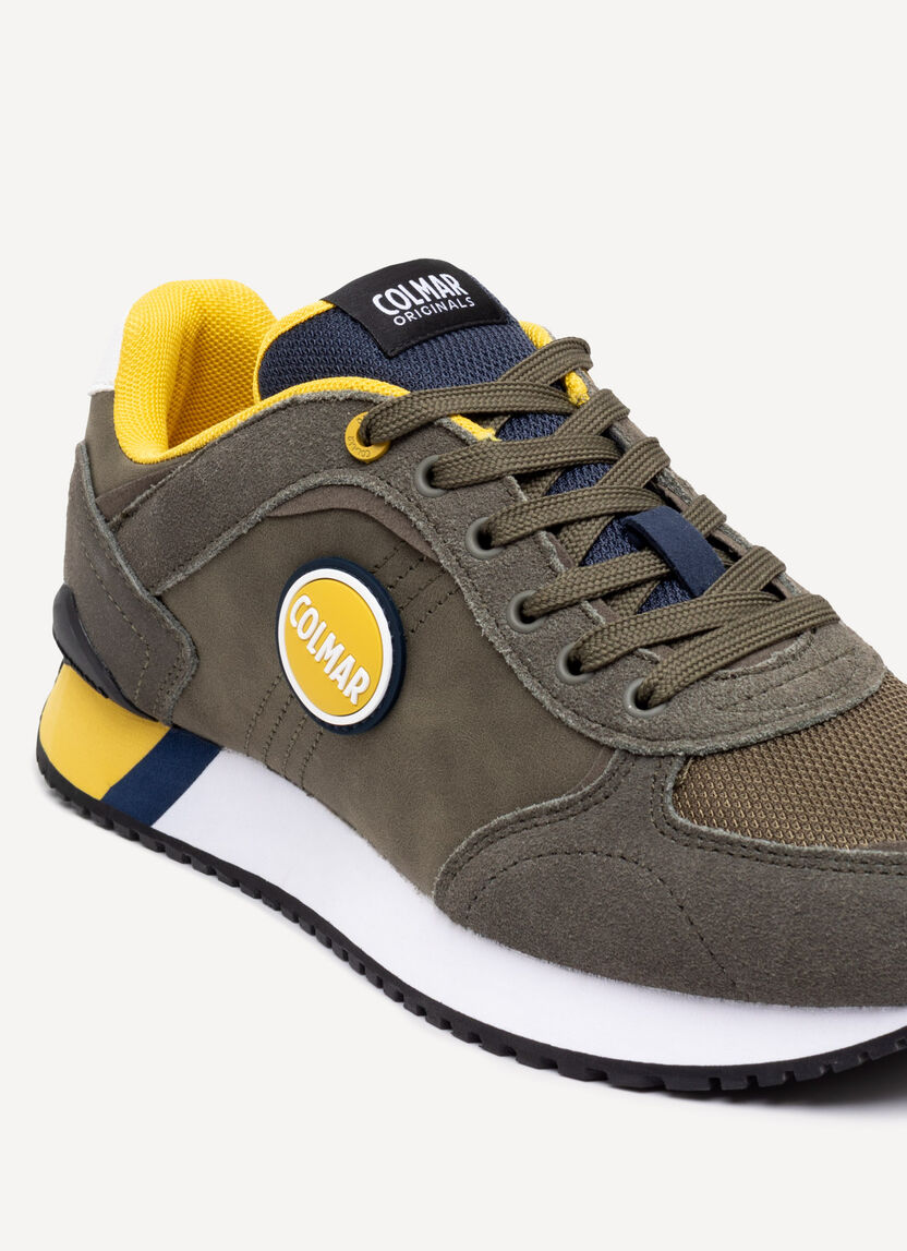 Nahaufnahme eines Colmar TRAVIS PLUS COLORS Herren Sneakers in olivgrün, gelb und dunkelblau. Schnürsenkel und Colmar-Logo.