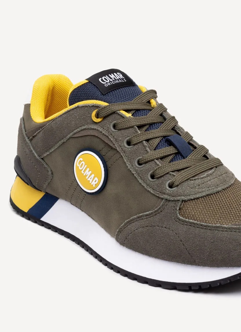 Nahaufnahme eines Colmar TRAVIS PLUS COLORS Herren Sneakers in olivgrün, gelb und dunkelblau. Schnürsenkel und Colmar-Logo.