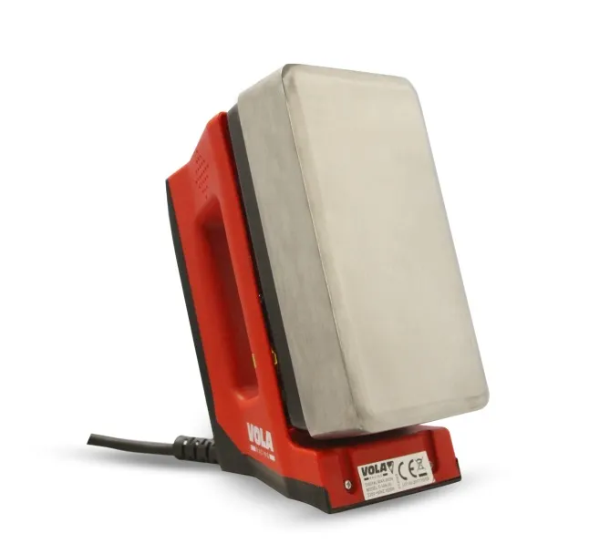 Ferro da stiro Digital Iron Pro rosso con piastra riscaldante argentata e cavo nero.