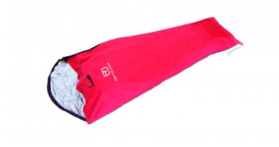 Geöffneter, roter Ortovox BIVY SINGLE Biwaksack auf weißem Grund, Innenseite silberfarben.
