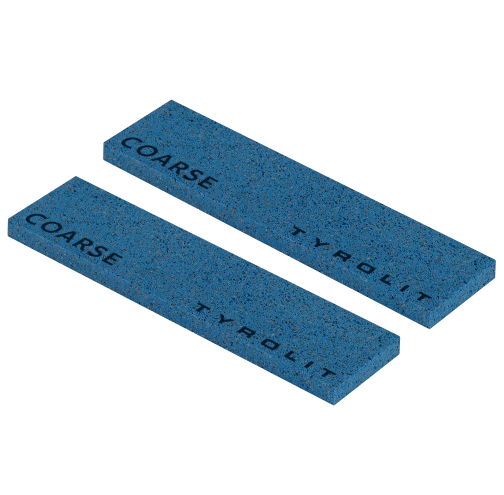 Zwei rechteckige, blaue Schleifsteine mit der Aufschrift "COARSE" und "TYROLIT" liegen parallel zueinander.