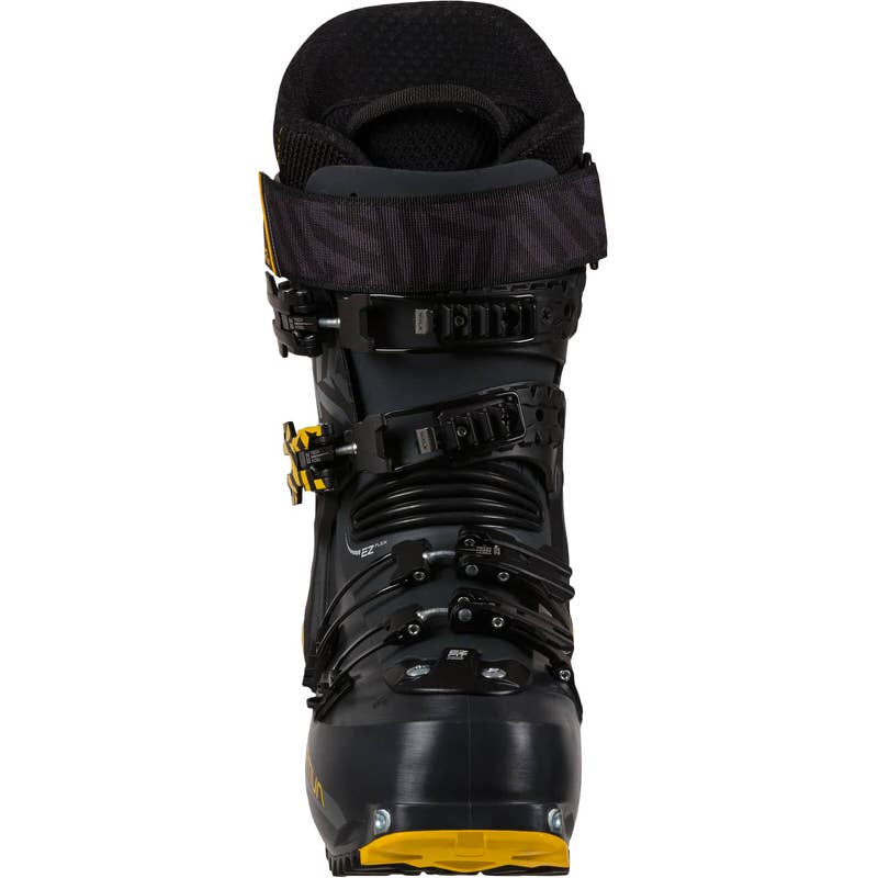 Frontale Ansicht vom La Sportiva Vega Man Skitourenschuh in Schwarz mit gelben Akzenten und mehreren Schnallen.