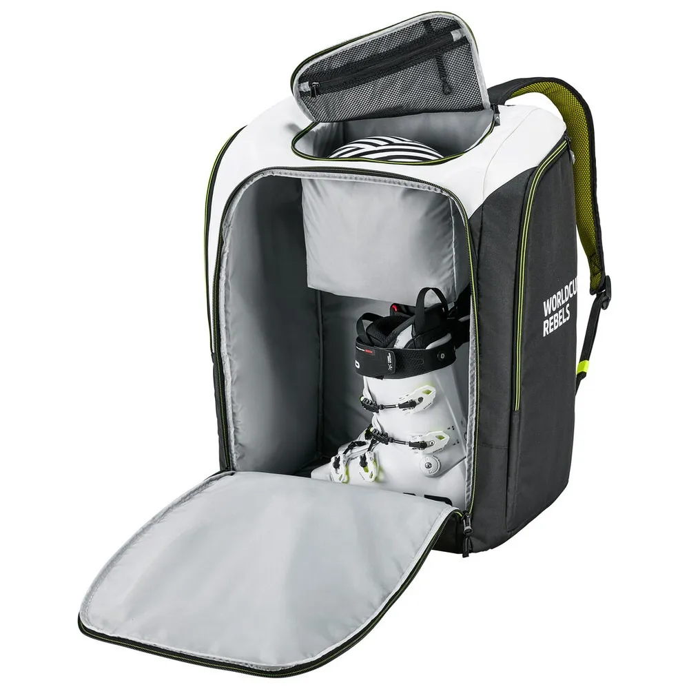 Geöffneter, großer, weiß-schwarz-grüner Rebels Racing Rucksack. Skischuh ist im Hauptfach sichtbar, Helm in Helmtasche.