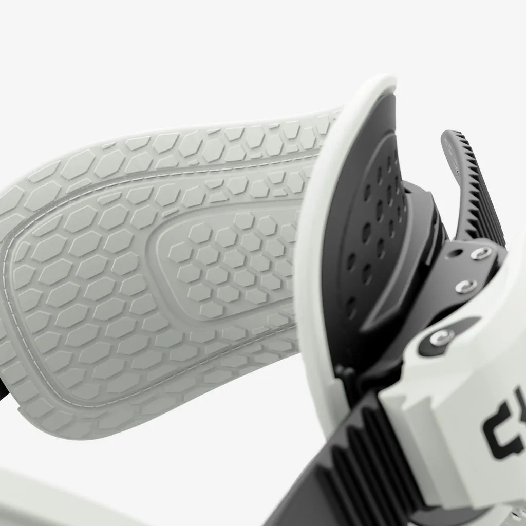 Detailansicht: Sandfarbene Union Force Snowboardbindung mit Wabenmuster und schwarzem Highback.
