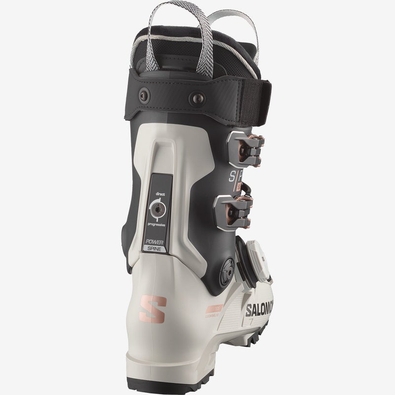 Rückansicht vom Salomon S/PRO SUPRA BOA 105W Skischuh mit schwarzem und hellgrauem Design. Der Power Spine ist sichtbar.