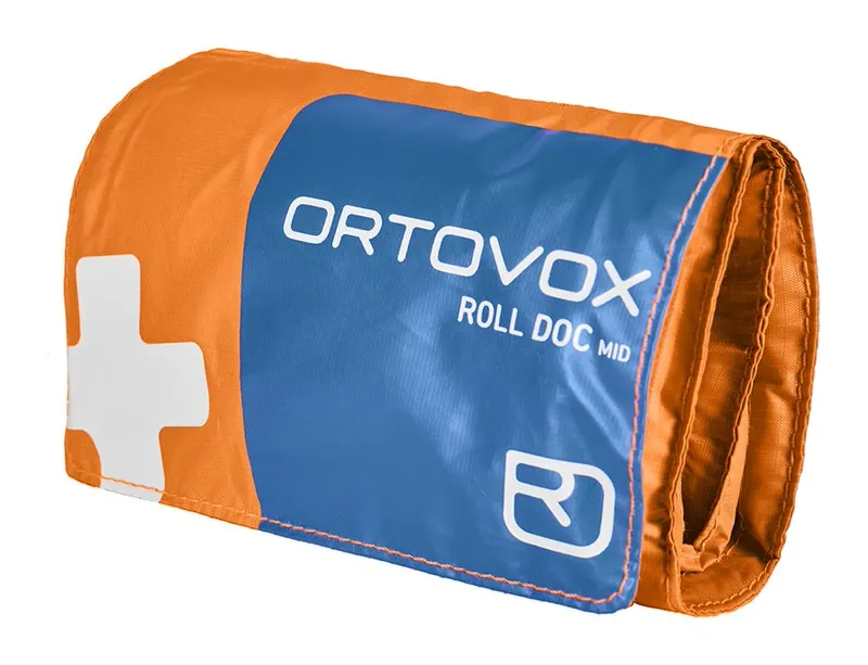 Zusammengelegte, orangefarbene Ortovox First Aid Roll Doc Mid mit blauem Feld und weißem Schweizerkreuz.