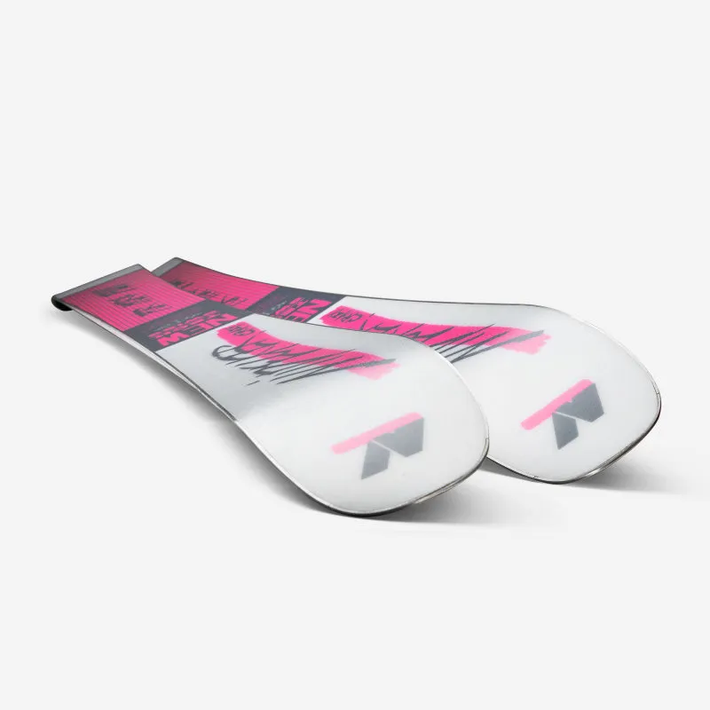 Zwei Nidecker Ski mit weißem Grund, pinken Akzenten und Logo liegen übereinander.